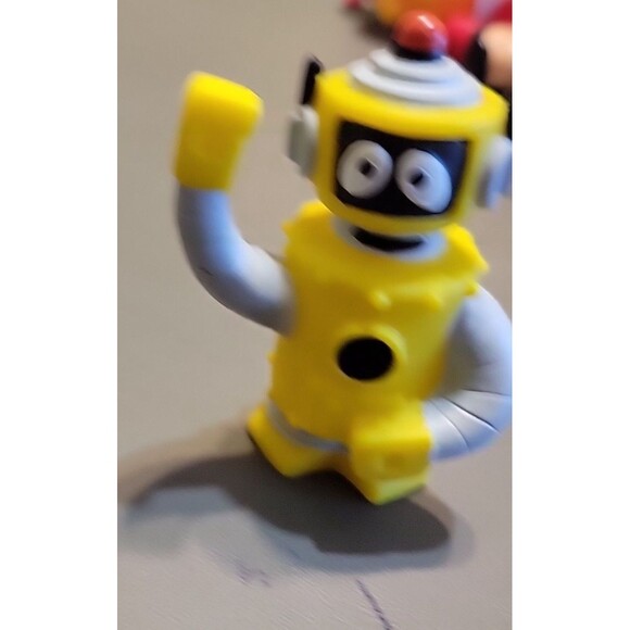 Yo Gabba Gabba Plex Yellow Robot 2008 Spin Master PVC Figure 3.5” Cake Topper - Picture 2 of 4